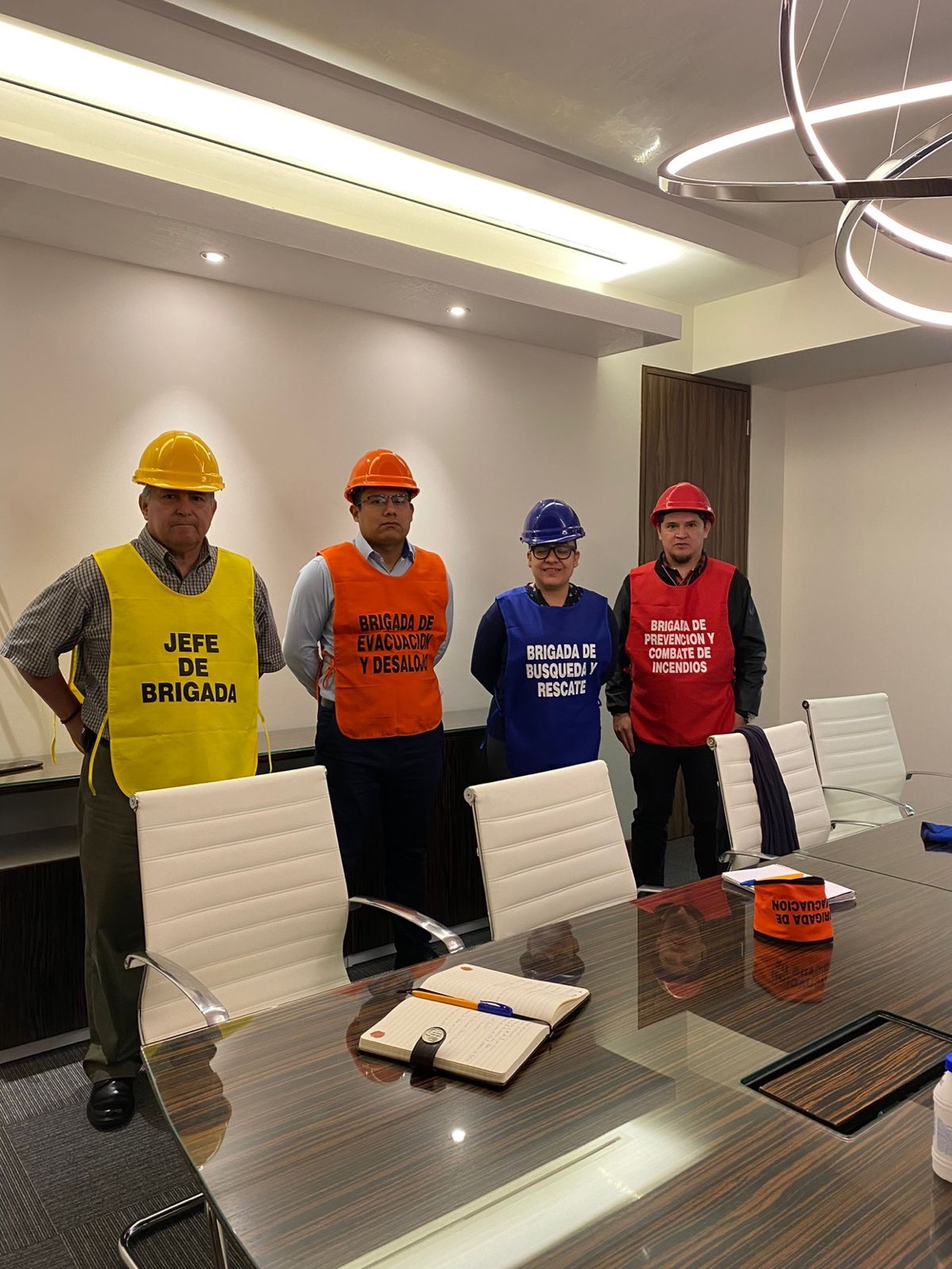 Personal con equipo de brigadas de seguridad